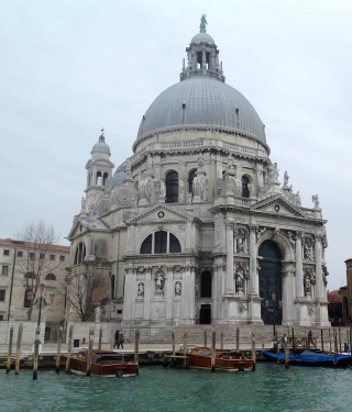 Veduta della facciata della Basilica di Santa Maria della Salute dal Canal Grande