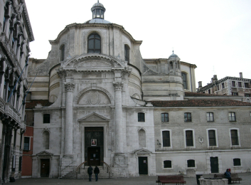 La facciata della Chiesa di San Geremia e Santa Lucia dal campo