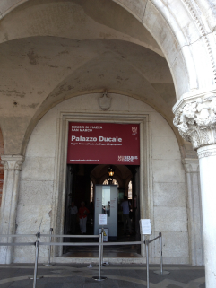 Porta del Frumento a Palazzo Ducale