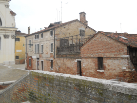 Squero di San Trovaso visto da Campo San Trovaso